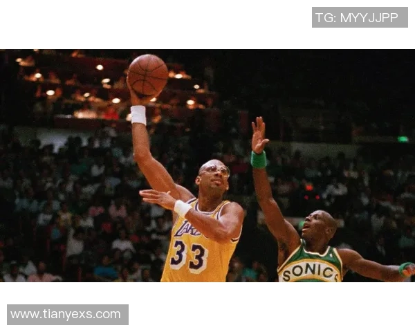 卡里姆阿卜杜尔贾巴尔的传奇冠军之路与伟大篮球生涯回顾