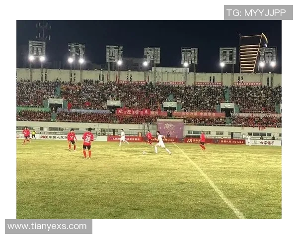 足球明星与中国朋友的友谊之旅探索体育文化的交融与共鸣