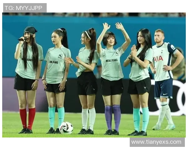 韩国女团成员热议足球明星魅力与比赛精彩瞬间
