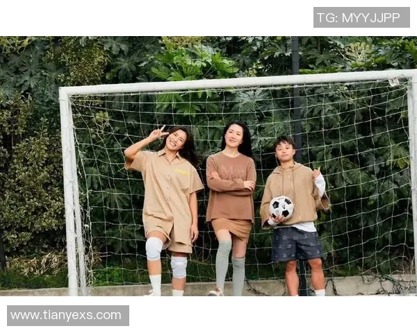 张杰与足球明星亲密互动畅谈梦想与运动精神的精彩瞬间